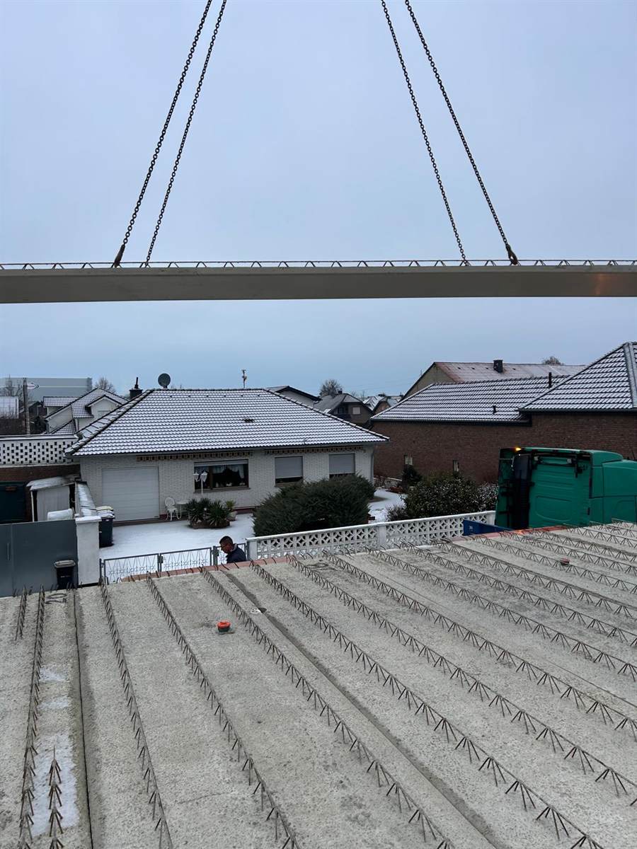 Verlegte Filigrandeckenelemente mit Gitterträgern, Kranträger über der Decke, Winterbaustelle in Mechernich